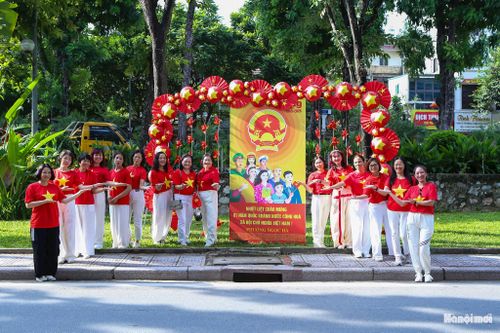 Hòa chung không khí phấn khởi, tự hào của những ngày mùa Thu lịch sử, phường Ngọc Hà đã hoàn thiện và đưa vào phục vụ người dân các điểm check-in trên tuyến phố Kim Mã.