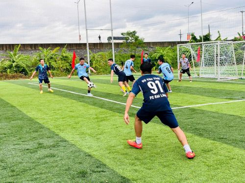 Giải Vô địch Bóng đá xã Hòa Xá lần thứ I năm 2026 tạo sân chơi lành mạnh, tăng cường giao lưu, đoàn kết giữa các thôn, đơn vị trên địa bàn xã. Ảnh: Thanh Hằng