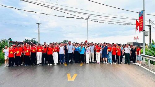Đông đảo cán bộ, nhân dân xã Hòa Xá tham gia chương trình đi bộ “Cùng Việt Nam tiến bước” năm 2026. Ảnh: Thanh Hằng