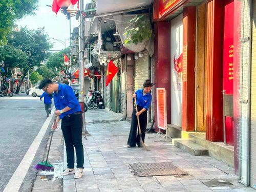 Bạn trẻ Thủ đô vệ sinh môi trường chào đón ngày Quốc khánh