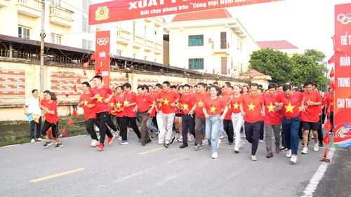 Những bước chân nối tiếp nhau trên các tuyến đường tạo nên hình ảnh sinh động về một cộng đồng đang cùng nhau vận động. Ảnh: HL