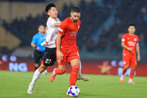 Công an thành phố Hồ Chí Minh gặp nhiều khó khăn trong việc triển khai bóng và tổ chức các phương án tấn công. Khoảng cách về thế trận ngày càng được CAHN nới rộng khi đội bóng áo đỏ duy trì sức ép mạnh mẽ. Ảnh: Ngọc Tú