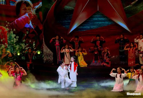 Chương II "Sáng ngời chính khí - Nâng bước non sông": Khắc họa sâu sắc vẻ đẹp con người Việt Nam - nơi tinh thần độc lập, lòng yêu nước, chính khí dân tộc được thử thách, tôi luyện và tỏa sáng qua những năm tháng kháng chiến trường kỳ.