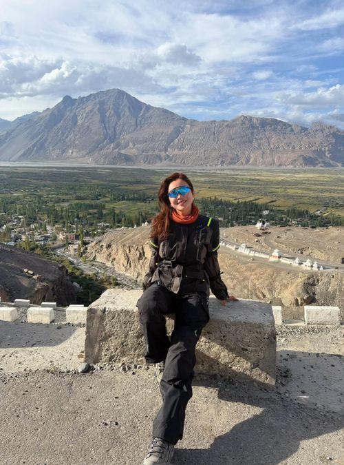 "Và rồi giữa những dãy Himalaya hùng vĩ, tôi nhận ra một điều rất giản dị: Thế giới rộng lớn hơn rất nhiều so với những giới hạn mà mình từng tự đặt ra cho chính mình. Cứ đi. Cứ khám phá. Cứ sống một cuộc đời khiến mình khi nhìn lại, có thể mỉm cười và nói: “Mình đã thật sự sống!", Jennifer tâm sự.