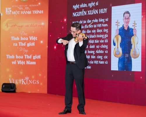 Nghệ sĩ Nguyễn Xuân Huy trên sân khấu.