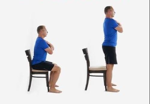 Cách thực hiện squat với ghế. Ảnh Internet.