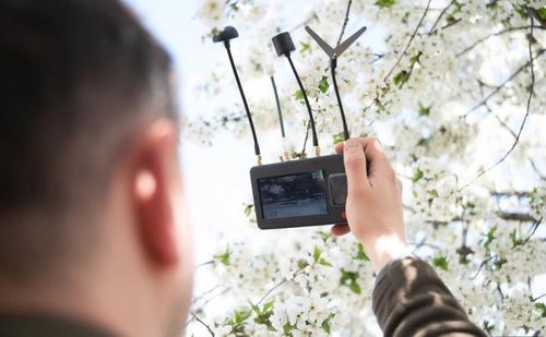 Binh lính Ukraine sử dụng máy dò UAV để phát hiện các UAV của Nga đang bay đến. (Ảnh: Getty Images)
