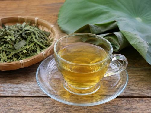 Trà lá sen nên được xem là một thức uống thay thế đồ uống nhiều năng lượng. Ảnh AI.