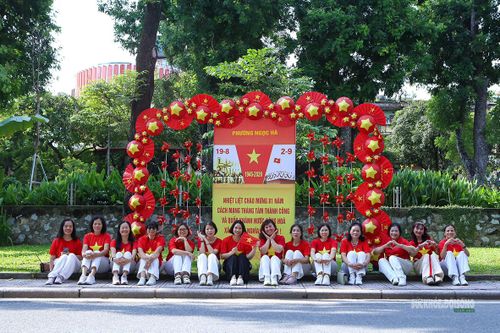 Khoảnh khắc vui tươi được ghi lại giữa sắc đỏ trên phố Kim Mã. Ảnh: T.Anh.