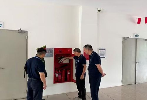 Cán bộ Đội Chữa cháy và cứu nạn, cứu hộ khu vực số 18 kiểm tra tình trạng hoạt động của hệ thống chữa cháy trong nhà