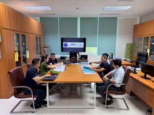 Đoàn kiểm tra làm việc tại Trung tâm kiểm soát không lưu Hà Nội