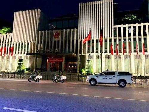 Các tổ tuần tra của Công an phường Ba Đình kiểm soát an ninh tại các trụ sở của Đảng, Nhà nước và Quốc hội