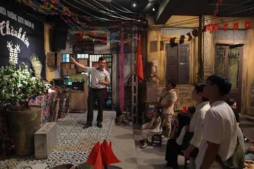 Du khách khám phá, trải nghiệm “Tour Yêu Nước - Không gian Bao cấp: Chạm vào ký ức một thời”.