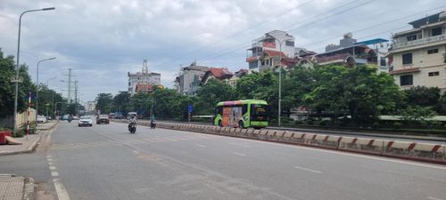 Tuyến đường Nguyễn Khoái cũng rất thông thoáng, dù ở đây đang thi công dự án cầu Trần Hưng Đạo. Ảnh: Nam Anh.