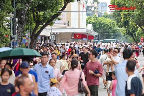 Khu vực quanh hồ Gươm đã có đông người qua lại. Tại các tuyến phố Đinh Tiên Hoàng, Hàng Bài, Tràng Tiền, Cửa Gỗ..., lượng người tập trung ngày càng đông khi về trưa.