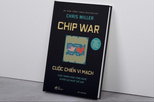 Cuốn sách “Chip War - Cuộc chiến vi mạch” của tác giả Chris Miller. Ảnh: Hạ Yến.
