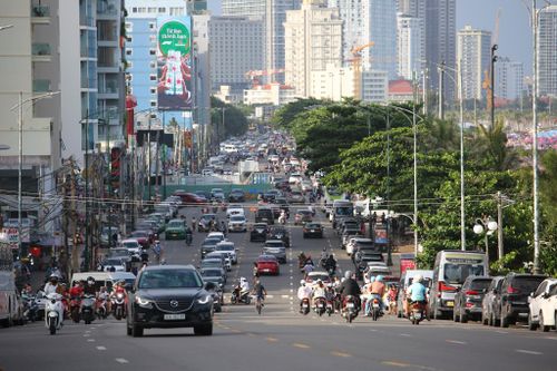 Ôtô 4-7 chỗ đậu kéo dài hàng km trên đường Thùy Vân đoạn từ dốc đồi Con Heo đến đường Nguyễn An Ninh. Các bãi giữ xe khu vực Bãi Sau, dọc trên tuyến đường Thùy Vân ghi nhận tình trạng đông đúc chiều 30/08.