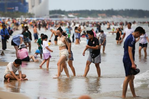 Càng về chiều, Bãi Sau càng nhộn nhịp du khách xuống tắm biển. Theo UBND phường Vũng Tàu, kỳ nghỉ lễ năm nay kéo dài 5 ngày từ 29/8 đến 2/9, địa phương dự kiến đón và phục vụ khoảng 200.000 - 300.000 lượt khách.