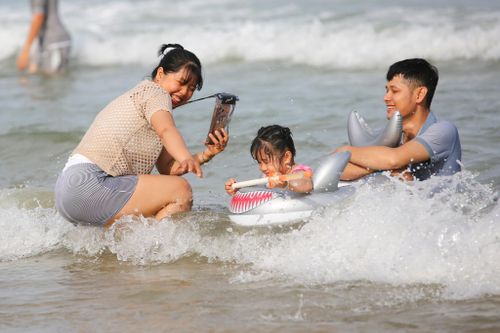 "Tôi cùng gia đình từ Đồng Nai lên đây, rất vui vì không khí khá náo nhiệt. Tôi tìm phòng khách sạn cũng khá dễ, giá cả, thức ăn cũng tăng không quá cao", chị Phạm Thị Như Hậu (du khách từ Đồng Nai) cho biết.