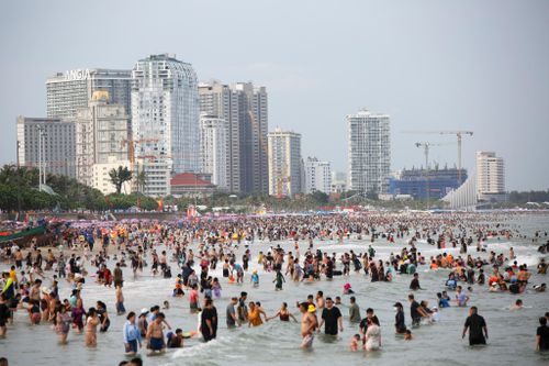Từ 16h ngày 30/8, lượng khách đổ về biển Bãi Sau, phường Vũng Tàu, TP.HCM bắt đầu đông dần. Thời tiết mát mẻ cùng nắng nhẹ giúp du khách có trải nghiệm thoải mái khi đến đây tắm biển.