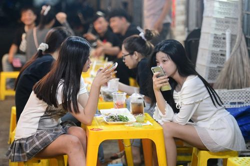 Bên cạnh những công trình kiến trúc, “văn hóa vỉa hè” cũng là một phần của bản sắc đô thị Việt Nam. Ảnh: Duy Hiệu.