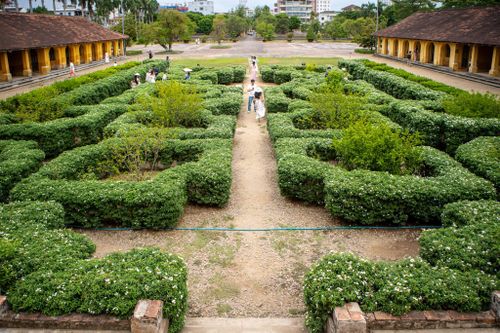  Vườn hoa phía sau cung An Định cũng thu hút đông du khách dừng chân chụp ảnh. Nhiều người tranh thủ ghi lại hình ảnh trong không gian xanh, xen giữa các công trình kiến trúc cổ của di tích.