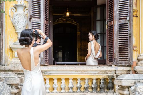  Lê Nguyễn Thái Bình (bên phải) và Châu Anh, cùng 23 tuổi, đến từ TP.HCM, lần đầu đến Huế. Cả hai đặt chân đến thành phố sáng 30/8, dự định trở lại TP.HCM trong tối 31/8 do không có nhiều thời gian. Tại cung An Định, hai du khách thích thú khi bắt gặp nhiều "nàng thơ" diện váy lụa mô phỏng trang phục Hoàng hậu Nam Phương, xếp hàng chờ chụp ảnh. "Tôi không quá bất ngờ khi bắt gặp nhiều người hóa thân Hoàng hậu Nam Phương đến đây chụp ảnh, do đã lường trước các điểm tham quan nổi tiếng có thể đông đúc dịp nghỉ lễ", nữ du khách nói với Tri Thức - Znews. 