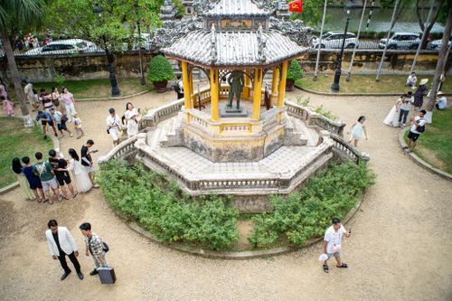  Du khách tập trung tại đình Trung Lập - công trình nằm giữa cổng vào và lầu Khải Tường. Ngôi đình có kết cấu nhỏ với mặt bằng hình bát giác và hai lớp mái làm theo dạng cổ lầu. 