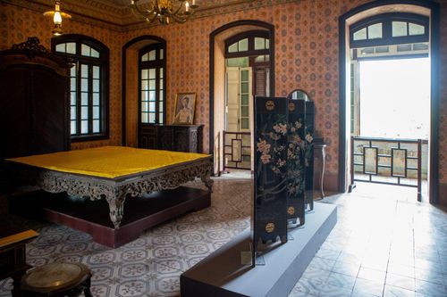 Bên trong lầu Khải Tường được xây dựng từ năm 1917-1918 tại vị trí phủ An Định cũ. Đây là công trình kiến trúc quan trọng nhất của cung An Định với 3 tầng và 22 phòng, thiết kế chịu ảnh hưởng nhiều của văn hoá phương Tây. Sau khi lên ngôi và sống trong hoàng cung từ năm 1916, vua Khải Định nghĩ đến việc cải tạo phủ An Định, mở rộng khuôn viên và xây dựng thêm một số công trình kiến trúc tại đây. Mục đích là tạo ra một cơ ngơi to lớn hơn để kỷ niệm nơi tiềm để (nơi ở của vua trước khi lên ngôi) và ban tặng cho hoàng tử Vĩnh Thụy làm của riêng sau này.