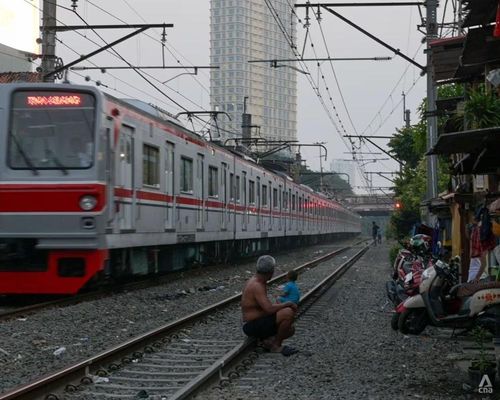  Với nhiều người Indonesia, sinh hoạt ven đường tàu diễn ra hàng ngày. Ảnh: CNA. 