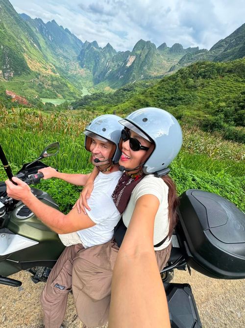 Trong những ngày nghỉ lễ Quốc Khánh, Thảo Nhi Lê và bạn trai dành thời gian để đi phượt 4 ngày ở Hà Giang. Cả hai tự lái môtô và trải nghiệm nhiều cung đường tuyệt đẹp tại đây. Họ dừng lại ở nhiều địa điểm để "check-in" và lưu lại những khoảnh khắc đáng nhớ. "Điều tôi thích ở Hà Giang là mỗi khu vực lại có một cảnh sắc và không khí hoàn toàn khác nhau, từ cây cối, khí hậu đến cách người dân canh tác. Mọi người sống ở khắp nơi giữa những dãy núi, trên những đỉnh cao, sâu trong thung lũng hay bên cạnh những con suối và thác nước. Họ tự tạo nên những ngôi nhà, những cộng đồng nhỏ và một cuộc sống riêng giữa thiên nhiên rộng lớn", á hậu chia sẻ.