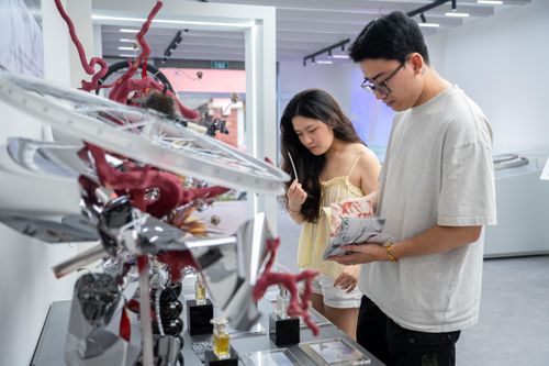  Hai dự án sử dụng hai ngôn ngữ nghệ thuật khác nhau, một bên khai thác hình thái, vật thể và chất liệu công nghiệp qua hoa; bên còn lại dùng khứu giác để diễn giải lịch sử và thời gian. Điểm chung là cả hai không tái tạo chiếc xe nguyên bản, mà chọn những chi tiết và dấu mốc từ đó làm chất liệu sáng tác. Theo giám đốc Phương Nguyễn, khi di sản được đưa vào nghệ thuật, câu chuyện không còn đi theo một cách kể cố định. Một bánh răng có thể trở thành thành phần của tác phẩm hoa, trong khi một mốc thời gian có thể được chuyển thành một lớp hương. 