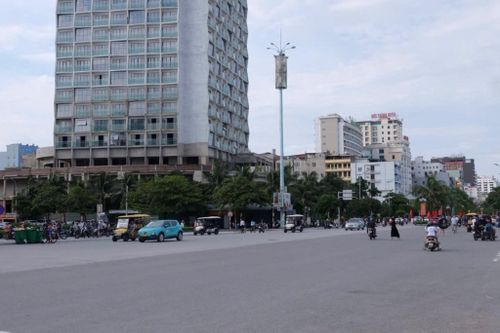  Đường Hồ Xuân Hương sát mặt biển ít khách vào khoảng 14h30, ngày 31/8. Ảnh: Quỳnh Trang. 