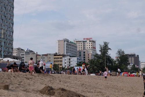  Du khách đổ ra biển vào buổi chiều. Ảnh: Quỳnh Trang. 