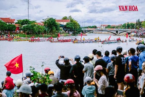 Ngay từ vòng loại, đông đảo người dân đã tập trung hai bên bờ Kiến Giang theo dõi, cổ vũ các nôốc tranh tài.