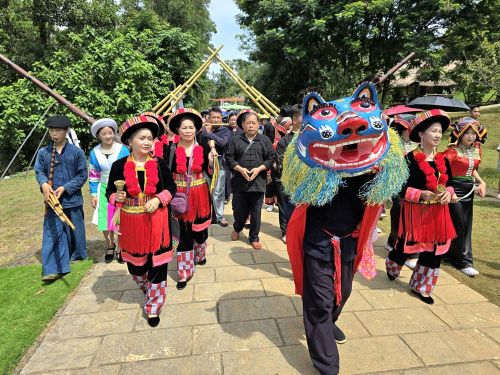 Đồng bào các dân tộc mang những nét văn hóa đặc sắc xuống chợ