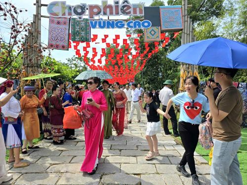 Không chỉ có đồng bào các dân tộc, du khách khắp nơi cũng đến Làng để vui Tết Độc lập tại chợ phiên