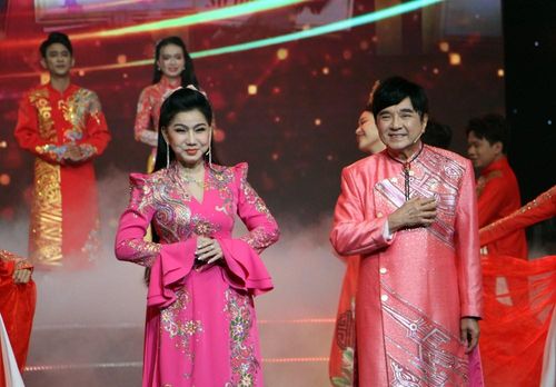 NSND Phượng Loan và Danh ca Chí Tâm trong ca cảnh "Vọng cổ chuông vàng"