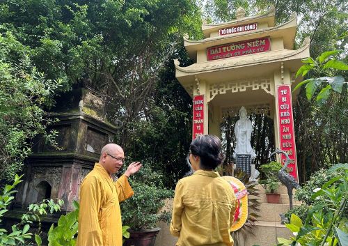 Thượng tọa Thích Thanh Hùng giới thiệu với du khách về bản hùng ca cởi áo cà sa khoác chiến bào dưới mái chùa Cổ Lễ