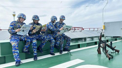 Đọc sách, báo trong lúc giải lao huấn luyện đã trở thành món ăn tinh thần của các chiến sĩ nhà giàn DK1