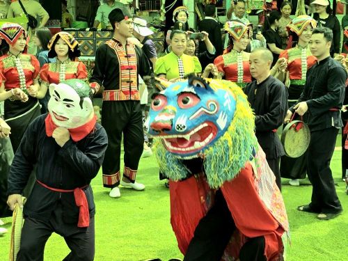 Múa kỳ lân tại chợ phiên vùng cao "Vui Tết Độc lập" tại Làng
