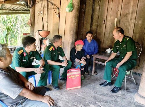 Cán bộ Đồn Biên phòng Nà Bủng cùng các lực lượng trên địa bàn thăm hỏi, động viên mẹ liệt sĩ Thào A Lang tại bản Nà Bủng 1. Ảnh: Đồn Biên phòng Nà Bủng