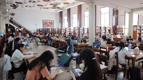 Người dân đọc sách tại Thư viện Khoa học tổng hợp TP.HCM