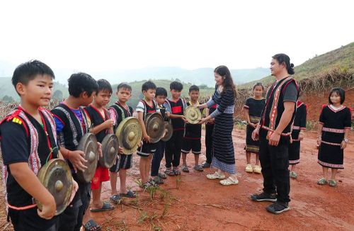 Cô Hồ Thị Thùy Vân, Hiệu trưởng Trường phổ thông dân tộc bán trú Tiểu học Tu Mơ Rông chính thức trao cồng chiêng cho các em học sinh, gửi gắm niềm tin và trách nhiệm trong việc tiếp nối, gìn giữ và phát huy giá trị di sản văn hóa truyền thống