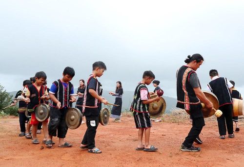 Sau những ngày miệt mài tập luyện, các em tự tin trình diễn những giai điệu cồng chiêng Tây Nguyên và hòa mình vào điệu múa xoang truyền thống cùng các cô giáo và nghệ nhân