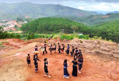 Các em trong đội cồng chiêng và múa xoang Trường Phổ thông dân tộc bán trú Tiểu học Tu Mơ Rông cùng các thầy cô giáo biểu diễn