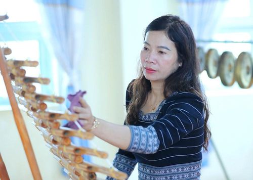 Cô Vân cẩn thận lau chùi, chăm sóc những nhạc cụ dân tộc sau mỗi buổi tập của học sinh