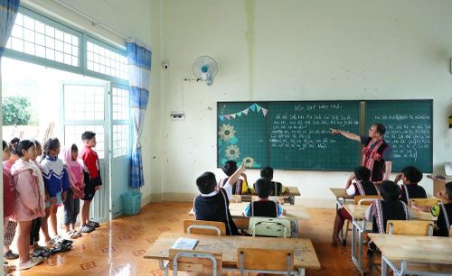 Lớp học nhạc cụ dân tộc truyền thống Tây Nguyên thu hút sự quan tâm của học sinh. Dưới sự hướng dẫn của các nghệ nhân, các em được trực tiếp làm quen, thực hành và cảm nhận những thanh âm văn hóa của cộng đồng