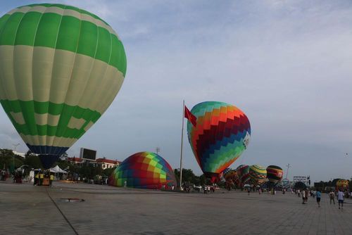 Quảng trường Hùng Vương (phường Bạc Liêu), rực rỡ sắc màu Khinh khí cầu. Ảnh: Tuấn Kiệt – TTXVN.