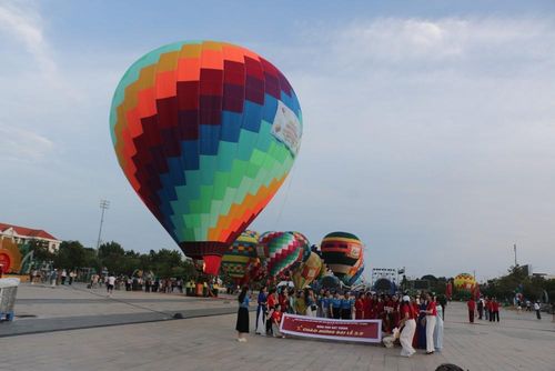 Nhiều đoàn khách tham quan, chụp ảnh lưu niệm tại Quảng trường Hùng Vương nhân nhân Ngày hội Văn hóa di sản và Lễ hội Khinh khí cầu tỉnh Cà Mau lần thứ I, năm 2026. Ảnh: Tuấn Kiệt – TTXVN.